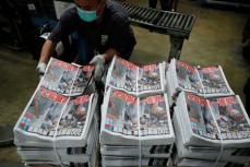 国安法違反で創業者逮捕の香港紙、早朝から同紙買い求める長い列