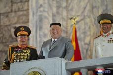 北朝鮮の金委員長、党創建75周年祝う大規模マスゲームを観覧