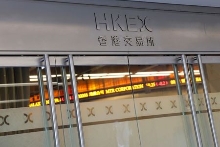 香港証券取引所、台風で取引開始に遅れ