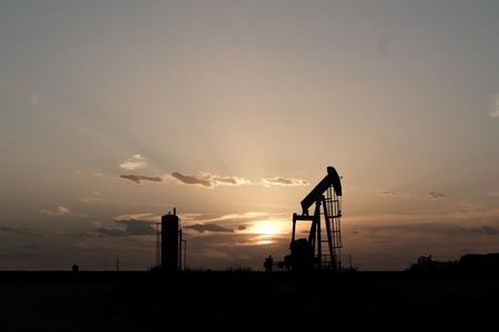 原油先物11カ月ぶり高値、サウジの自主減産が支援