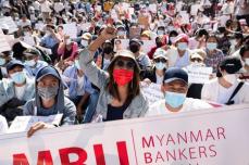 ミャンマー抗議デモ7日目、数十万規模に　警察ゴム弾で3人負傷