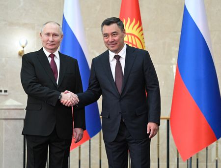 プーチン大統領がキルギス訪問、逮捕状後初外遊　親ロシア国