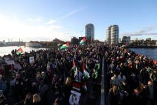 英首都で親パレスチナ派デモ、対抗する極右と警察衝突　126人逮捕