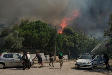 ギリシャで今年最悪の山火事、アテネに火の手迫る