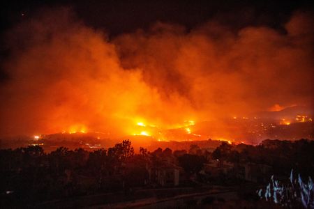 米カリフォルニア州の山火事、6300人が避難　「鎮火に数日」