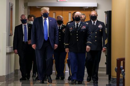 トランプ大統領、公の場で初のマスク姿　軍の病院訪問で