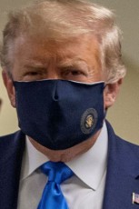 トランプ大統領、公の場で初のマスク姿　軍の病院訪問で