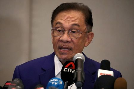 マレーシアのアンワル氏、過半数議員の支持主張　焦点は国王判断に