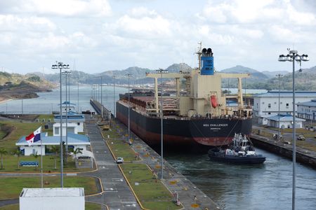パナマ運河、干ばつ続けば通過船舶数追加削減も