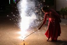 インドの祝祭で大量の爆竹、首都など煙で大気汚染悪化