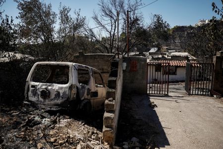 ギリシャ山火事、1人死亡　消火進展も15日まで厳戒態勢