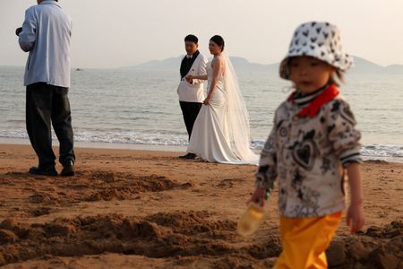 中国衛生当局、「適齢」での結婚・出産を奨励へ