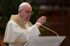 「利己主義を排し世界の一致を」　ローマ教皇が復活祭メッセージ