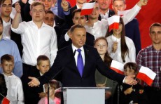 ポーランド大統領選、保守現職ドゥダ氏が勝利　ＥＵと対立続く