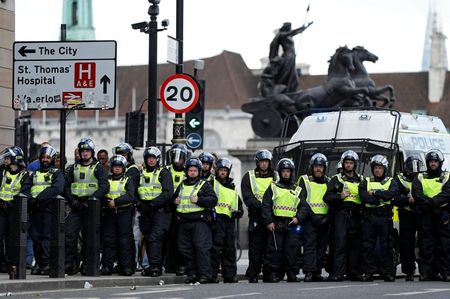 ロンドンで極右集団が人種差別抗議デモや警官に暴力、首相は非難