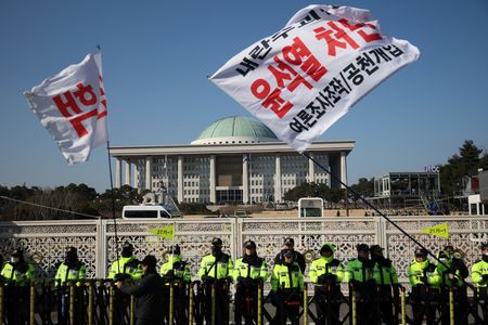 韓国大統領の弾劾訴追案可決、与党議員が一部造反