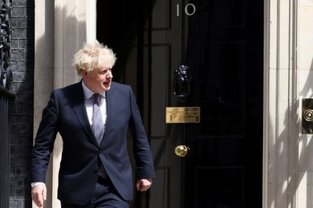 英首相、コロナ変異株に「深刻な懸念」　規制解除延期を示唆