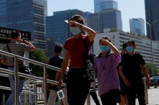 北京、新型コロナ集団感染で対策再び強化　学校閉鎖・検問所設置