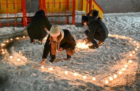 ろうそくの光でナワリヌイ氏に支持、ロシア各地で市民が結束