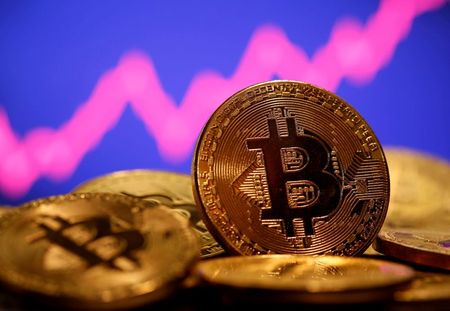 ビットコインが5％超下落、5万ドル目前で利食い売り