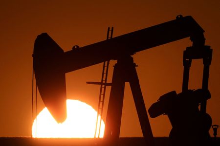 原油先物は小幅上昇、中東情勢の緊迫化で　在庫統計に注目