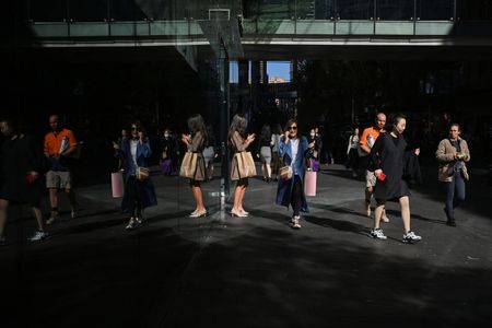 豪就業者数、7月は予想以上に増加　失業率は2年半ぶり高水準