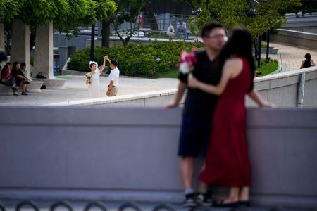 中国、婚姻届提出簡素化へ法案　離婚は困難に