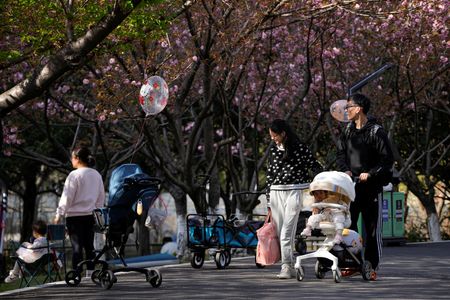 中国、適度な出生水準維持へ努力必要　習主席が党機関誌に寄稿文