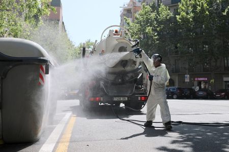 スペイン、新型コロナ感染に安定化の兆し　規制緩和には不安の声も