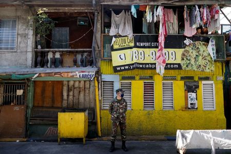 フィリピン、新型コロナ感染者発見へ警察が全戸訪問