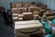 アマゾン、倉庫にＡＩシステム導入　従業員の社会的距離管理へ