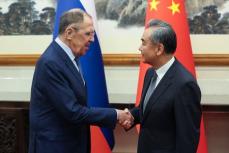中国外相、イスラエルの停戦呼びかけ　ロシア外相と会談