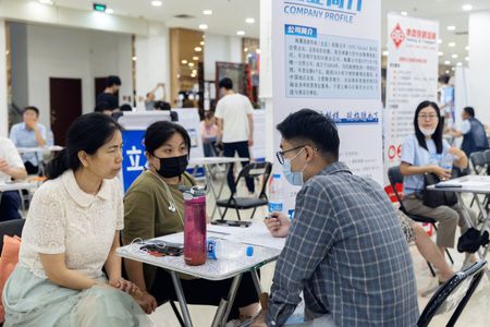 アングル：中国で大卒の就職難悪化、「非正規」公務員で一時しのぎ