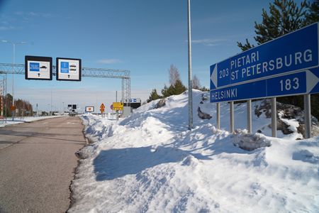フィンランド、ロシア国境の一部検問所閉鎖を決定　難民流入阻止