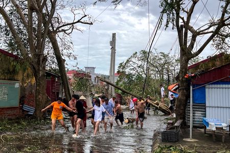 台風11号、ベトナムの被害16億ドル　成長率押し下げへ