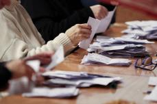 英下院補選、与党保守党が地盤2選挙区で敗北　総選挙控え打撃