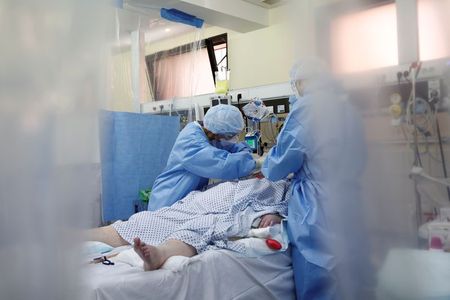 仏の新型コロナ死者約1.9万人、増加ペースは鈍化　入院者減少傾向