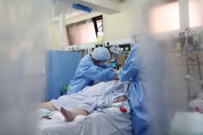 仏の新型コロナ死者約1.9万人、増加ペースは鈍化　入院者減少傾向