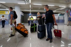 スペイン、国境再開で英からの観光客隔離を検討＝外相