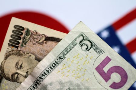 訂正：午前のドルは上昇後反落、米小売売上高で利下げ幅見極め