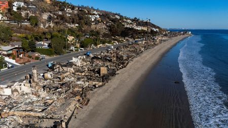 ロス山火事、延焼抑制　被災地の有毒廃棄物除去作業で避難続く