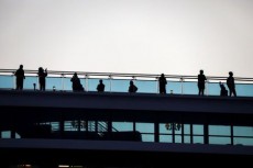 米当局、横浜港クルーズ船乗客の入国を14日間制限