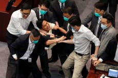 香港の立法会で乱闘騒ぎ、民主派と親中派　議事進行巡り今月2回目