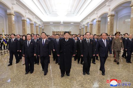 北朝鮮の金総書記、父・正日氏死去13年で献花　太陽宮殿参拝