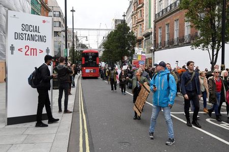 英ロンドンでコロナ規制反対デモ、警戒レベル引き上げ受け
