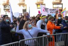バルセロナ、飲食店閉鎖指示に抗議し接客従業員らがデモ