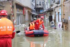 長江流域の洪水で10万人が避難、世界遺産の楽山大仏も水没の危機