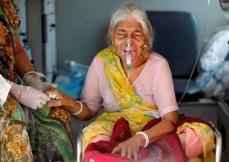 インドのコロナ死者、過去最多の4500人超　感染減少も懸念続く