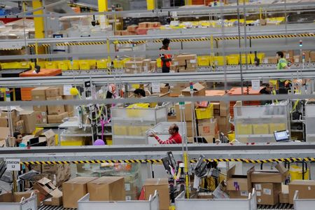 アマゾン、倉庫でサーモカメラ導入開始　従業員の素早い検温可能に