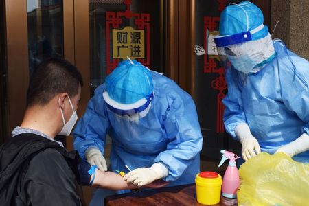 中国が感染検査の強化を指示　新規の確認数は減少